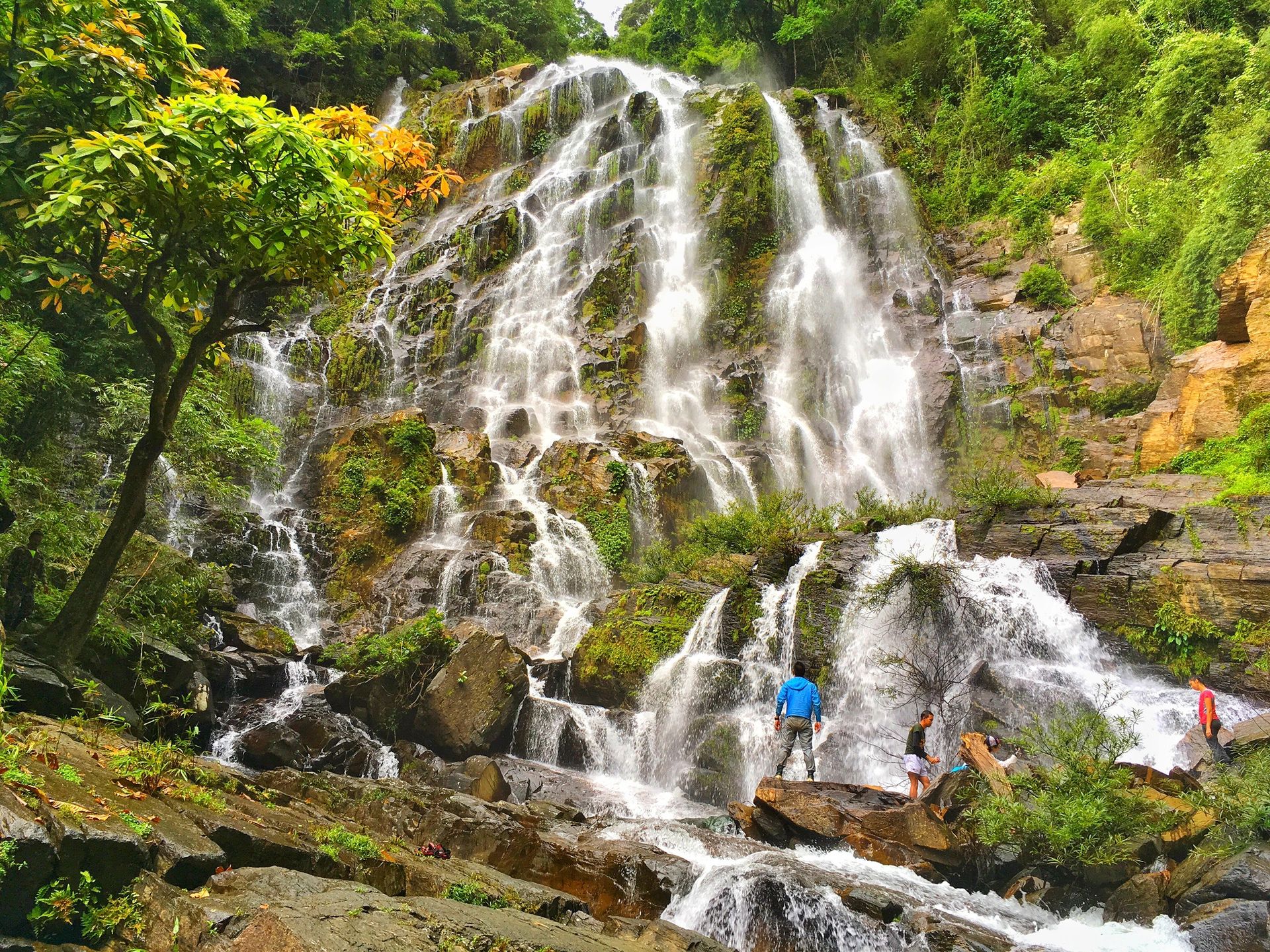 2. Sai Rung Wasserfall – Der „Regenbogen“-Wasserfall